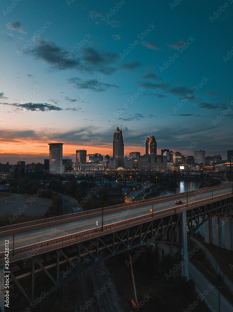 Naklejka premium Cleveland Ohio Skyline at Sunset