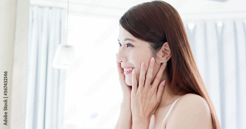 girl look herself in mirror