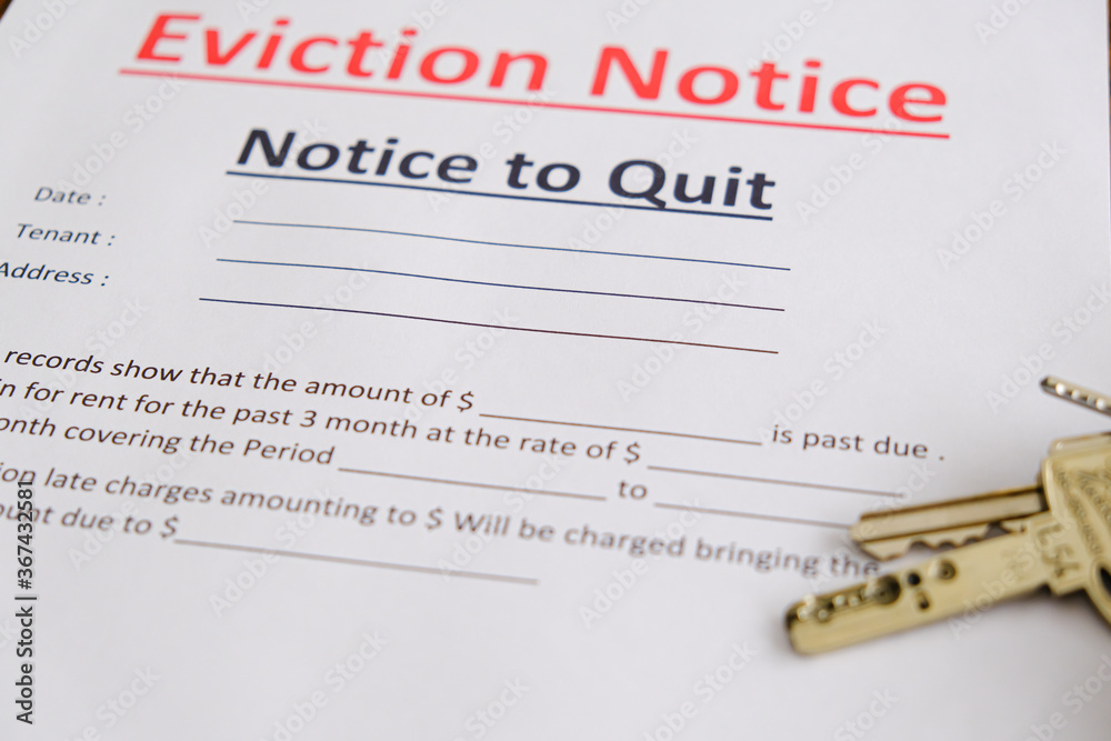 Obraz premium Eviction notice served to tenant with house keys