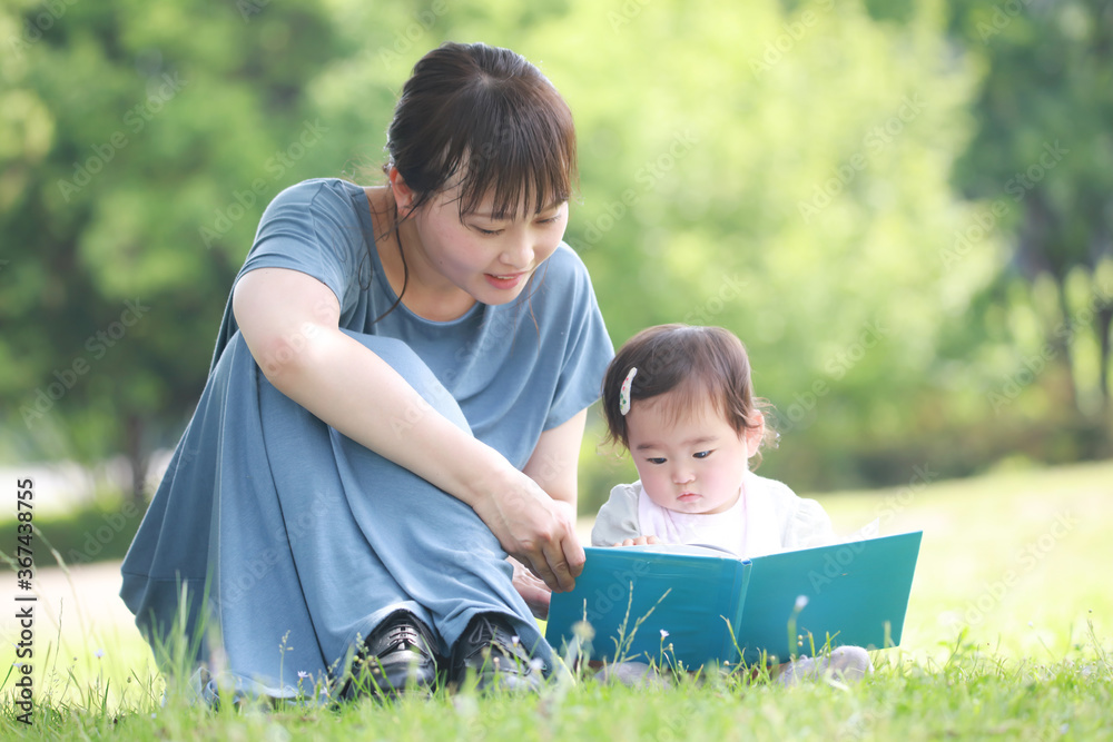 Fototapeta premium 本を読む親子