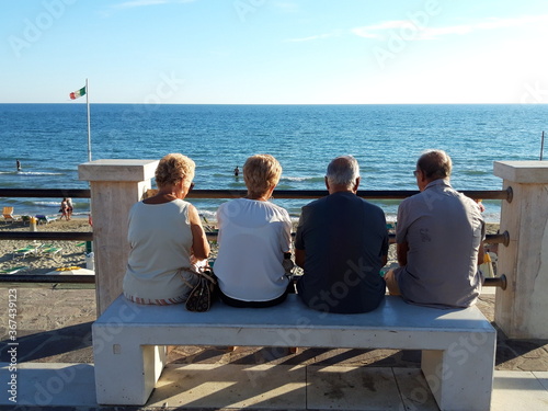 Grupa znajomych na wakacjach nad morzem, Italia. © Jola i Darek 