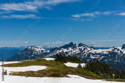 Beautiful panorama of Cascade range with volcanos © Tinatin