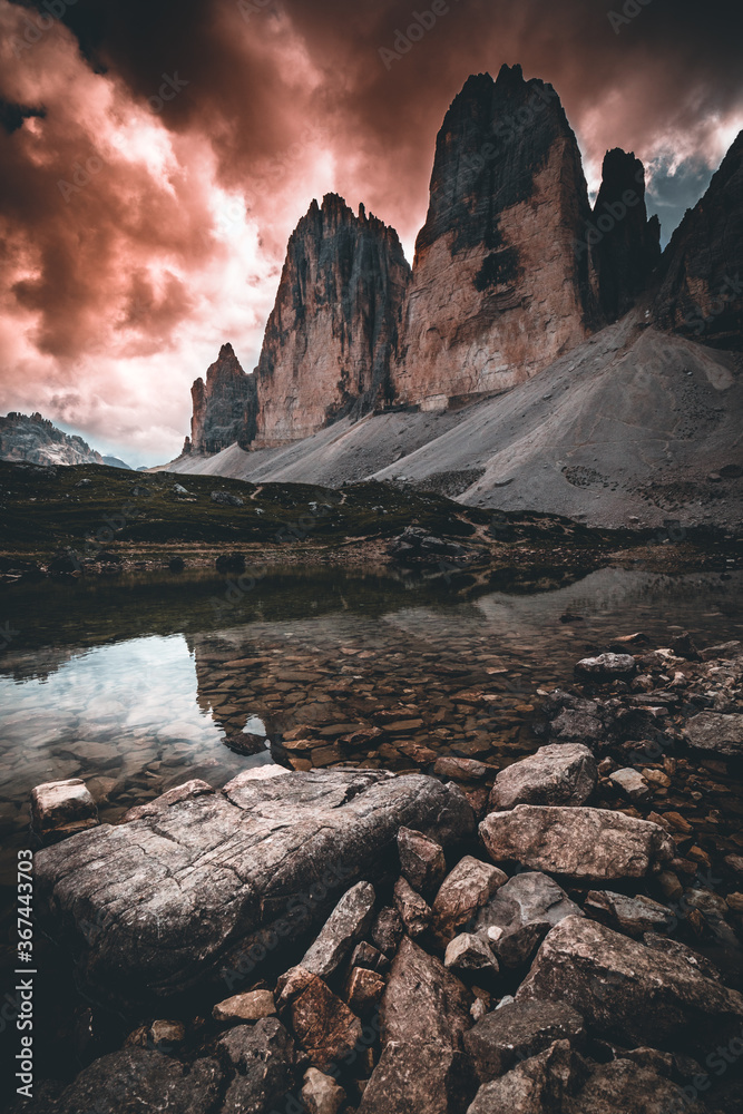 Naklejka premium tre cime di lavaredo in the dolomites during summer