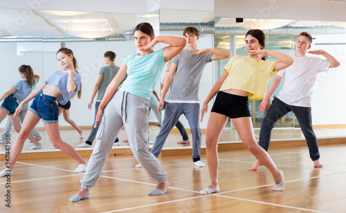 Fototapeta Naklejka Na Ścianę i Meble -  Boys and girls learn to dance modern dances in dance studio
