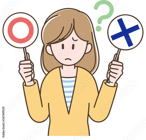 マルバツのプレートを持つ若い女性のイラスト