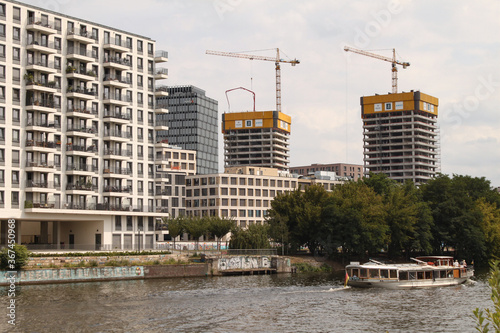 Berlin 2020  Eine neue Skyline entsteht an der East Side Gallery © holger.l.berlin
