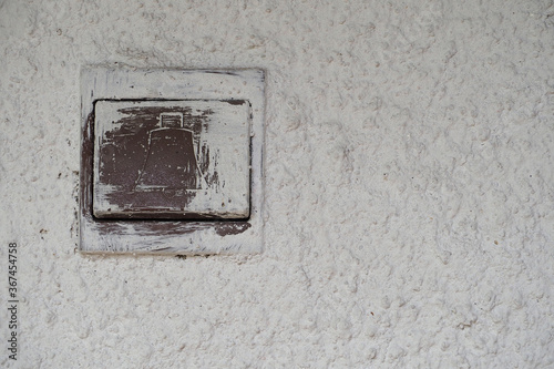 Stary przełącznik światła na białej ścianie © vofchok