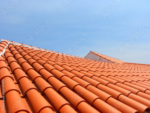 Obraz na płótnie Red tile roof under blue sky