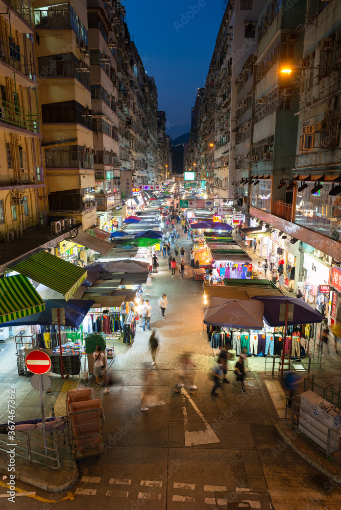 Fototapeta premium Overhead view of night street market in Hong Kong