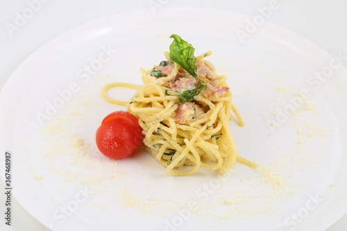 spaghetti with bacon, cheese and vegetables 