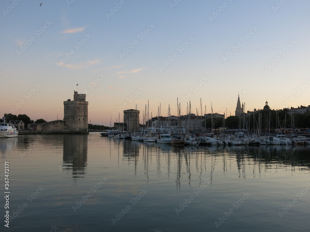 Port de la Rochelle avec bateau le soir