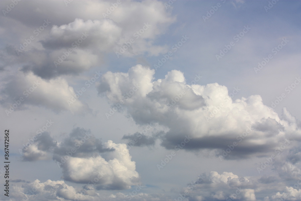 Wolkenbildung am blauen Himmel