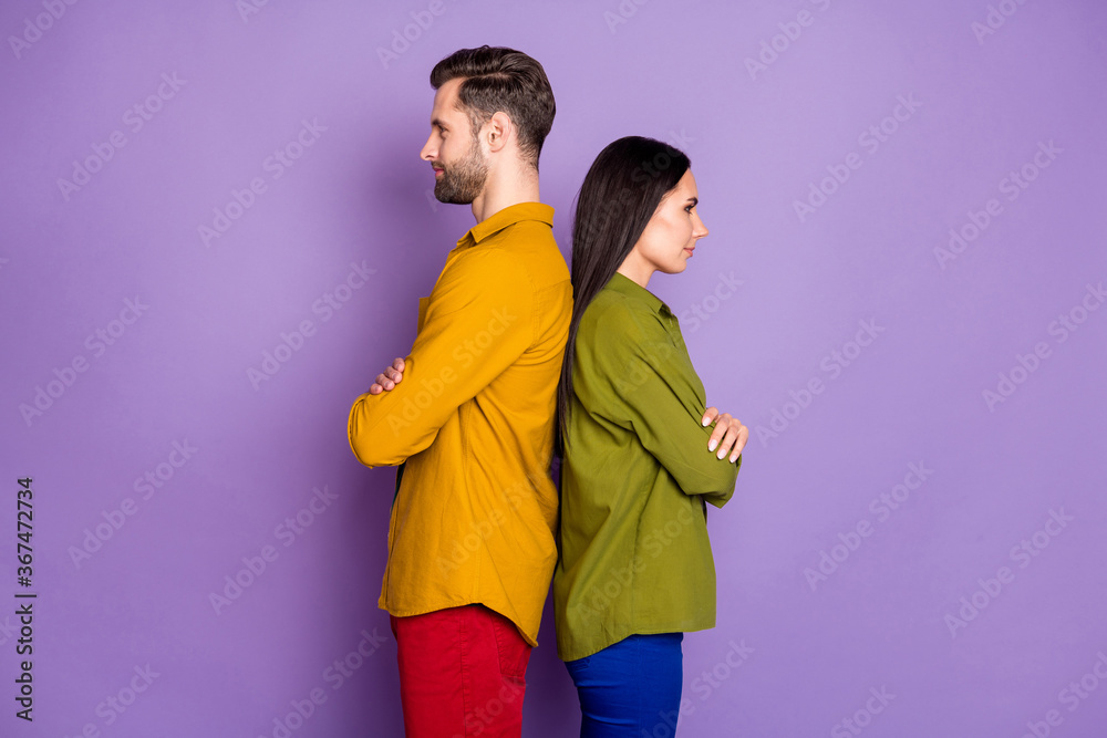 Obraz premium Profile photo cool lady handsome guy standing back-to-back arms crossed confident partners team look empty space wear casual bright shirts outfit isolated purple color background