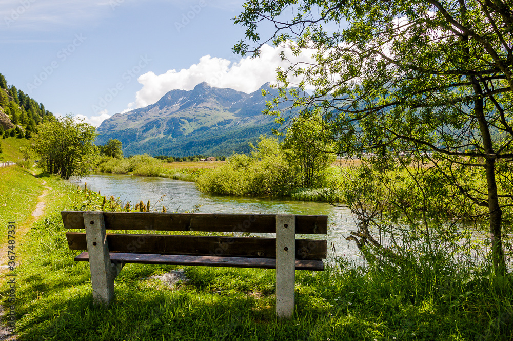 Sils, Segl, Sils-Maria, Baselgia, Oberengadin, Inn, Fluss, Holzbank, Surlej, Corvatsch, Furtschellas, Wanderweg, Oberengadin, Engadin, Graubünden, Alpen, Sommer, Schweiz Sils, Segl, Sils-Maria, Baselgia, Oberengadin, Inn, Fluss, Holzbank, Surlej, Corvatsch, Furtschellas, Wanderweg, Oberengadin, Engadin, Graubünden, Alpen, Sommer, Schweiz