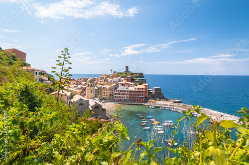 Port de Vernazza, vue depuis le sentier de randonnée, village des Cinque terre inscrit au patrimoine mondial de l'Unesco. Village coloré d'Italie. 