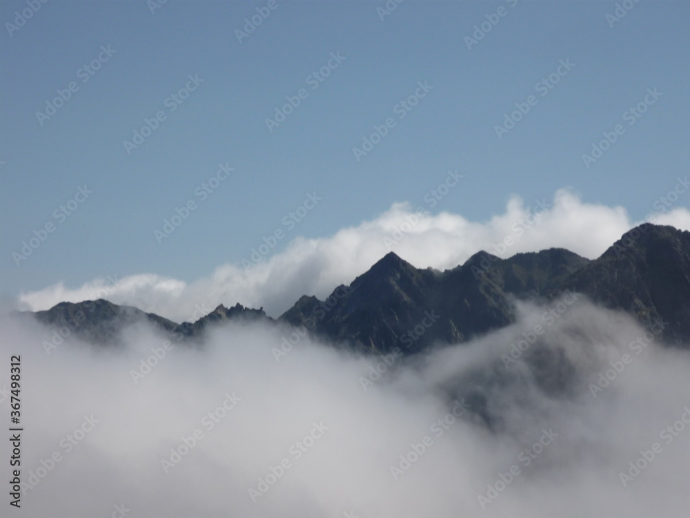 Szczyt góry zasnuty mgłą