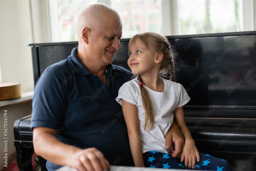 Φωτογραφία Photo of funny two people old grandpa little interested granddaughter sitting so