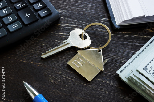 Fényképezés First time home buyer loan mortgage. Metal key and money.
