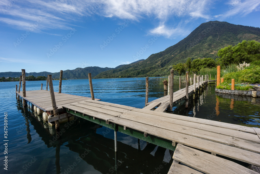 embarcadero frente al volcán San Pedro, suroeste de la caldera del lago de Atitlán , Santiago Atitlán. Tiene una altitud de 3.020,Guatemala, Central America embarcadero frente al volcán San Pedro, suroeste de la caldera del lago de Atitlán , Santiago Atitlán. Tiene una altitud de 3.020,Guatemala, Central America