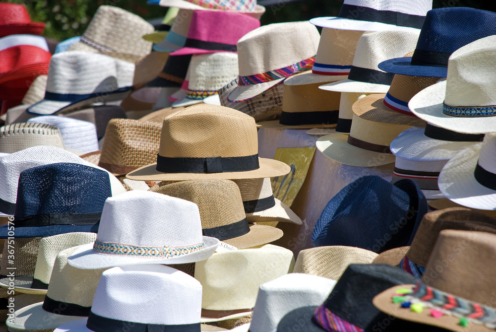 Bunte Hüte auf dem Markt in der Provence