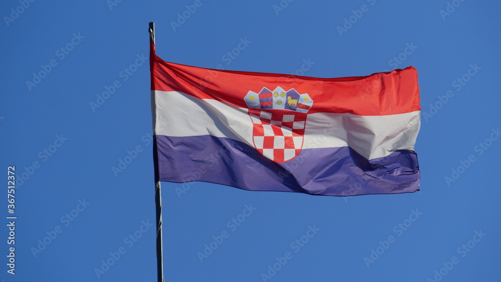 Naklejka premium Kroatische Fahne im Wind