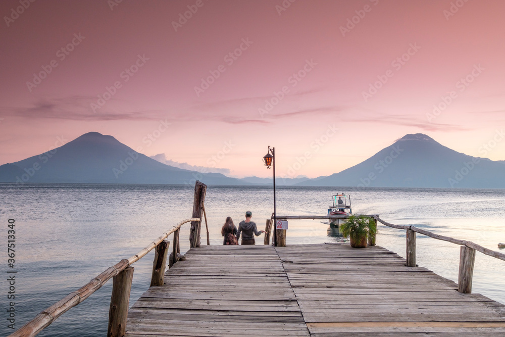 volcanes de Atitlán 3537 m. y San Pedro 3020 m. lago de Atitlán,departamento de Sololá , República de Guatemala, América Central