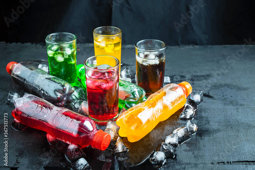 Cuadro en lienzo Soft drink And glass of soft drinks on the ice and refreshing