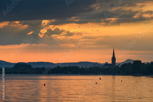 Blick über den Bodensee, rechts das Radolfzeller Münster, am Horizont die Hegauberge