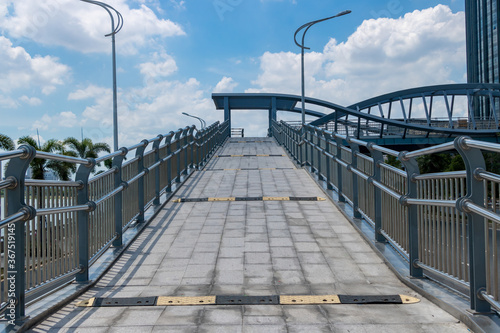 Fototapeta Naklejka Na Ścianę i Meble -  A pedestrian bridge across the street.