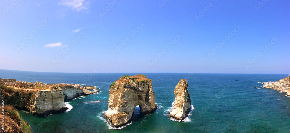Fototapeta premium Panorama of Pigeon Rock at the extrème edge of Beirut
