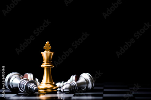 Obraz na plátně Stand of golden king chess and fallen silver king chess