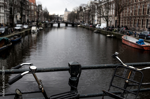 Dos bicicletas aparcadas en un canal de Ámsterdam  © Juan Martínez 