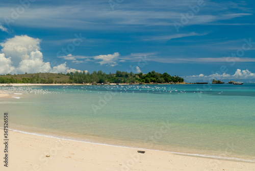 Point de vue sur l'île dAntanimoro, archipel Radama - Madagascar