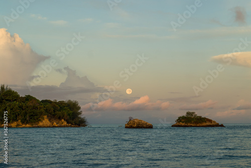 Point de vue sur une pointe de l'île dAntanimoro, archipel Radama - Madagascar photo