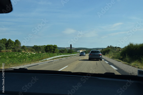En roulant, route départementale rectiligne dans l'Aude, Languedoc, Occitanie, France.