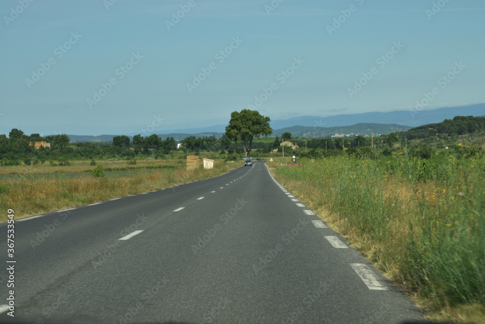 En roulant, route départementale rectiligne dans l'Aude, Languedoc, Occitanie, France.