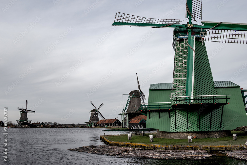 Molino de viento típico holandés a las orillas de un lago