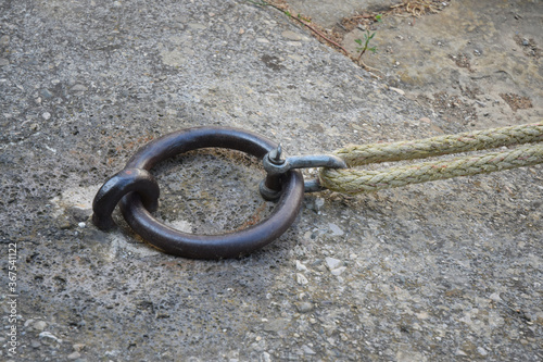 Anneau pour amarrer les bateaux, cordage et manille.