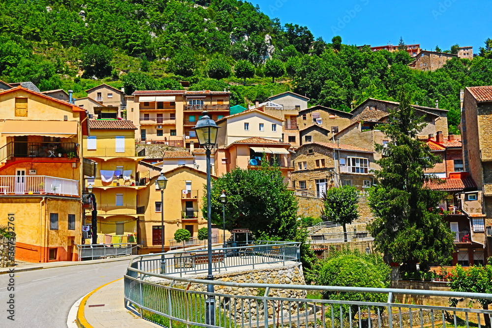 Fototapeta premium panorámica de casas en pueblo de montaña