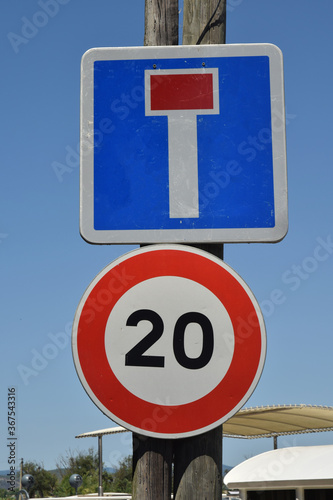 Panneaux : impasse, vitesse limitée à 20 km/h.