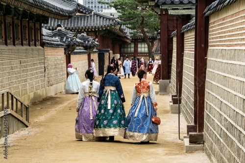 Women in traditional Korean gowns