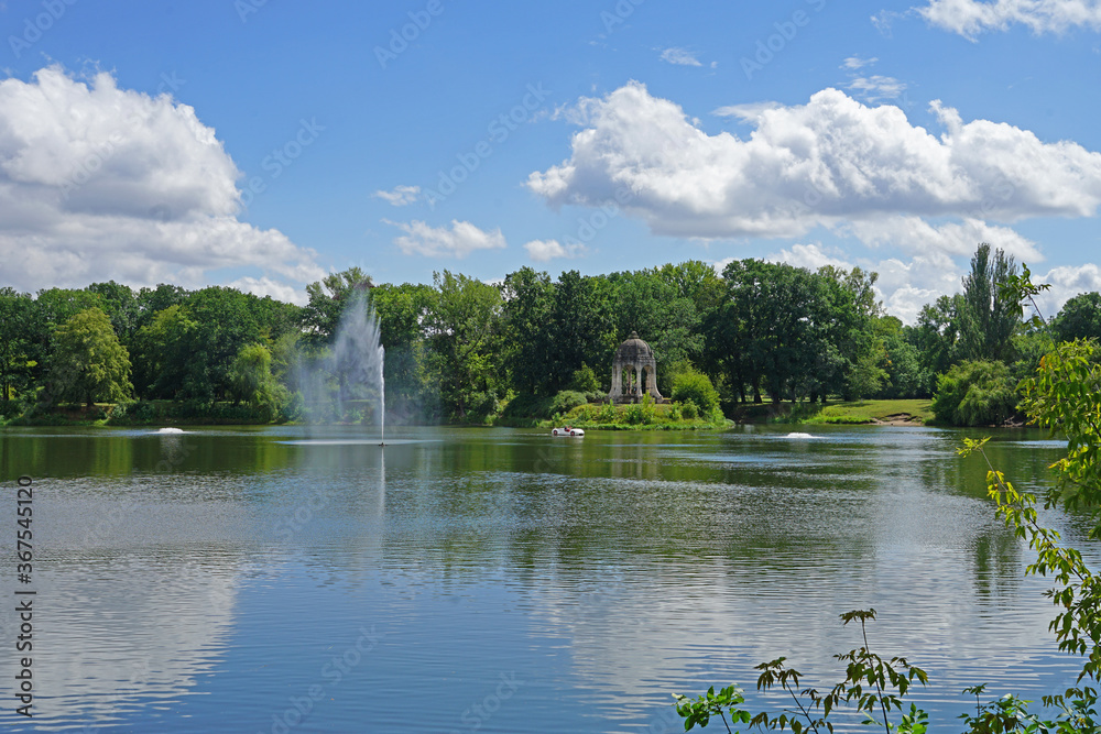 Stadtpark in MAgdeburg mit Adolf Mittag See