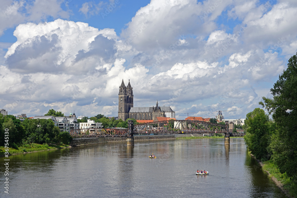 Fototapeta premium MAgdeburg und der Dom mit der Elbe