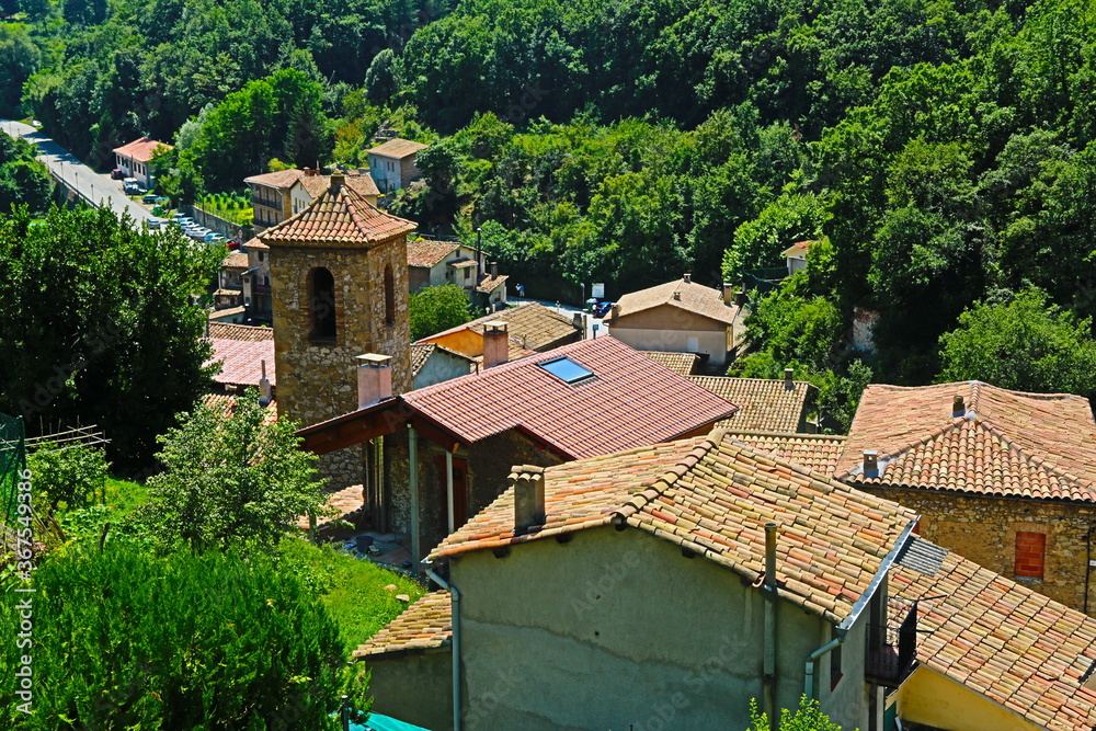 fondo viejas casas de pueblo de montaña