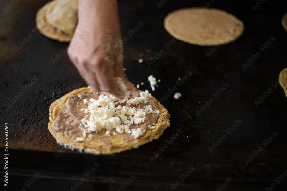 sope hecho a mano en comal, comida mexicana, hecha a mano, mexico