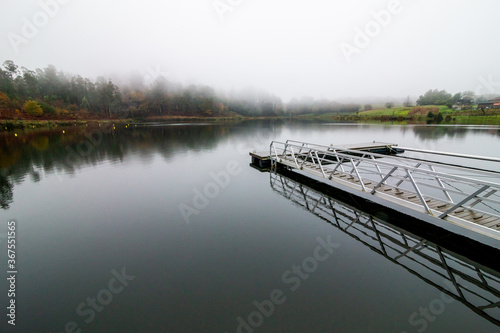 Emarcadero en un lago nublado