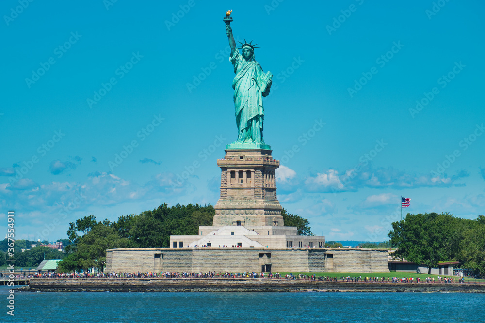 Fototapeta premium Statue of Liberty at a sunny summer day
