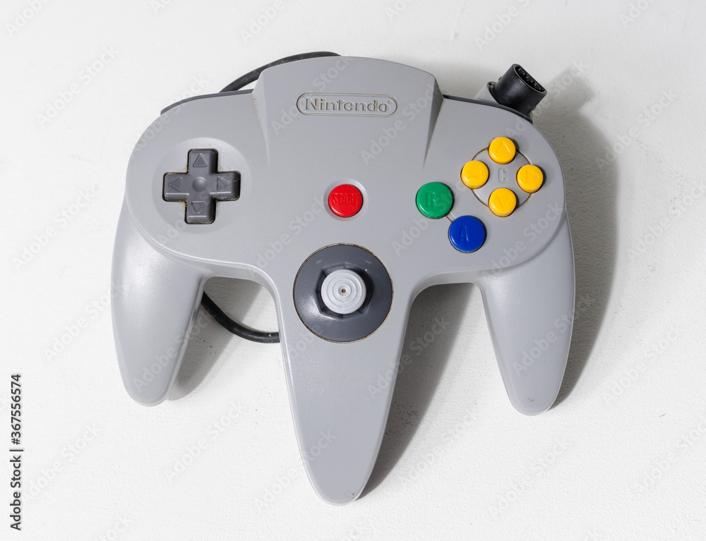 london, england, 05/08/2018 A Nintendo n64 grey controller Joystick  Controller for Nintendo 64 retro video game joysticks isolated on a white  background. Famous computer joystick controller. foto de Stock | Adobe Stock