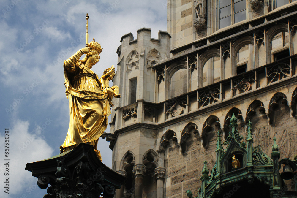 Obraz premium Golden scuplture of Virgin Mary at Marienplatz with blue sky backgrounds, Munich, Germany, Travel Destinations