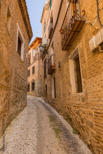 Fototapeta Naklejka Na Ścianę i Meble -  Toledo narrow street
